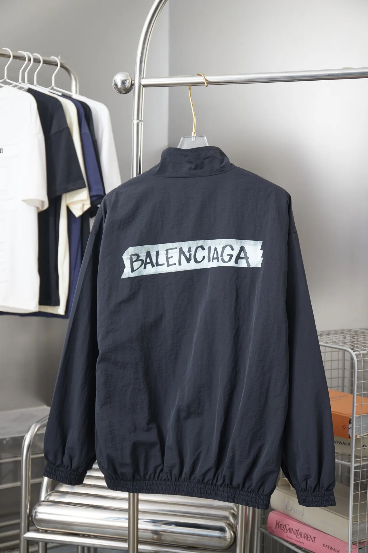 Balenciaga 𝘽𝘼𝙇𝙀𝙉𝘾𝙄𝘼𝙂𝘼 BLCG 26SS 71 white tape printed sports suit, light luxury, a must-have item for daily commuting for men and women, correct version, welcome to compare, detailed features · Customized matt Taslan jacket fabric · The fabric has undergone a waterproof coating process · The lining is made of three-level polyester bird's eye mesh · OS ultra-loose silhouette design · Side zipper pockets Small stand-up collar design · Internal zipper pocket design · Elastic waistband design at the hem · Customized molded hardware zipper Jacket double slider design · Imported environmentally friendly glue thermosetting ink printing technology · Double side pockets on trousers · Original main mark washed tag brand packaging Color: Black Size: 46/48/50/52